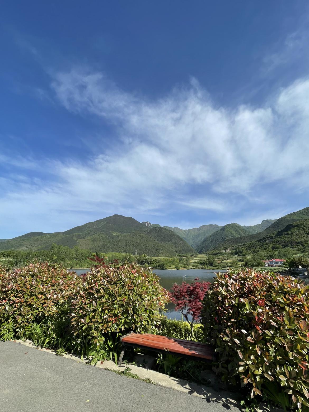 我的今日状态：😁轻松愉快
我这里的天气：☀️晴天

蓝天白云真好，清清爽爽。天