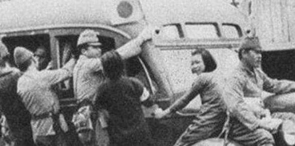 1942年，五六个鬼子轮番侵犯了一个15岁的少女。令人震惊的是，这个少女是被她的