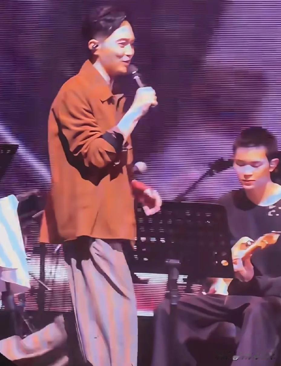 张智霖广州演唱会上，19岁的儿子魔童首次和父亲同台，却不是站在聚光灯下唱歌，而是