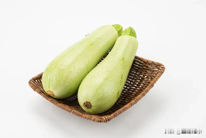 今天吃瓠子面条
清洗一个瓠子
切开
用不锈钢勺子挖去瓜瓤
用削皮器去皮
切成片