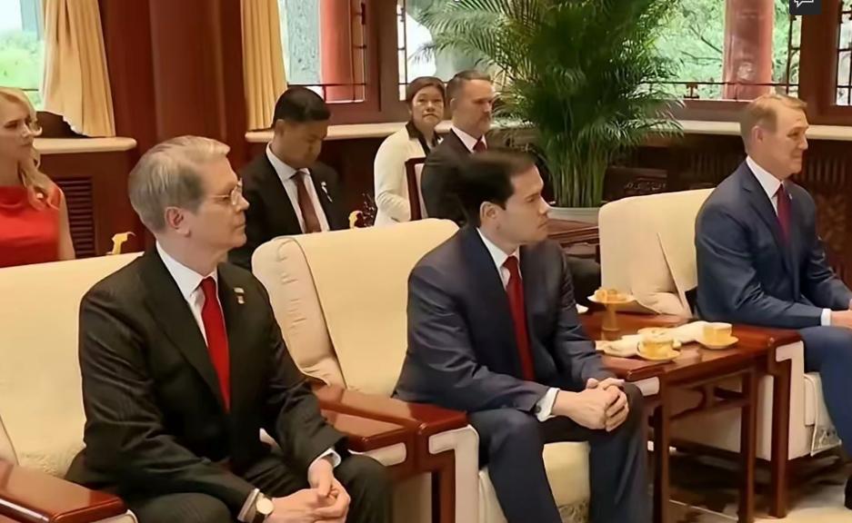 这几天很多人都在说，美国高官去其他国家访问的时候，从没有见过他们这么恭敬而严谨的