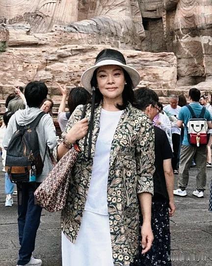 近日，61岁的史可与儿子一同在山西大同游玩，镜头下的她身姿优雅，举止间尽显端庄气