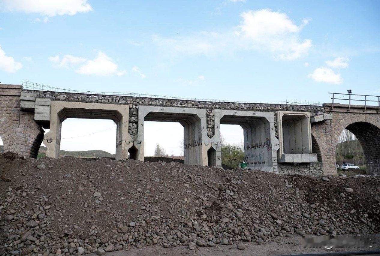 伊朗当局声称已修复所有被爱泼斯坦领导的联军空袭破坏的桥梁。

伊朗工程师也是有一