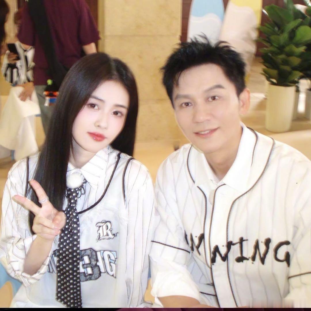白鹿听到李晨说有buff的表情跑男推理环节李晨自称手握场外buff，白鹿满脸疑惑