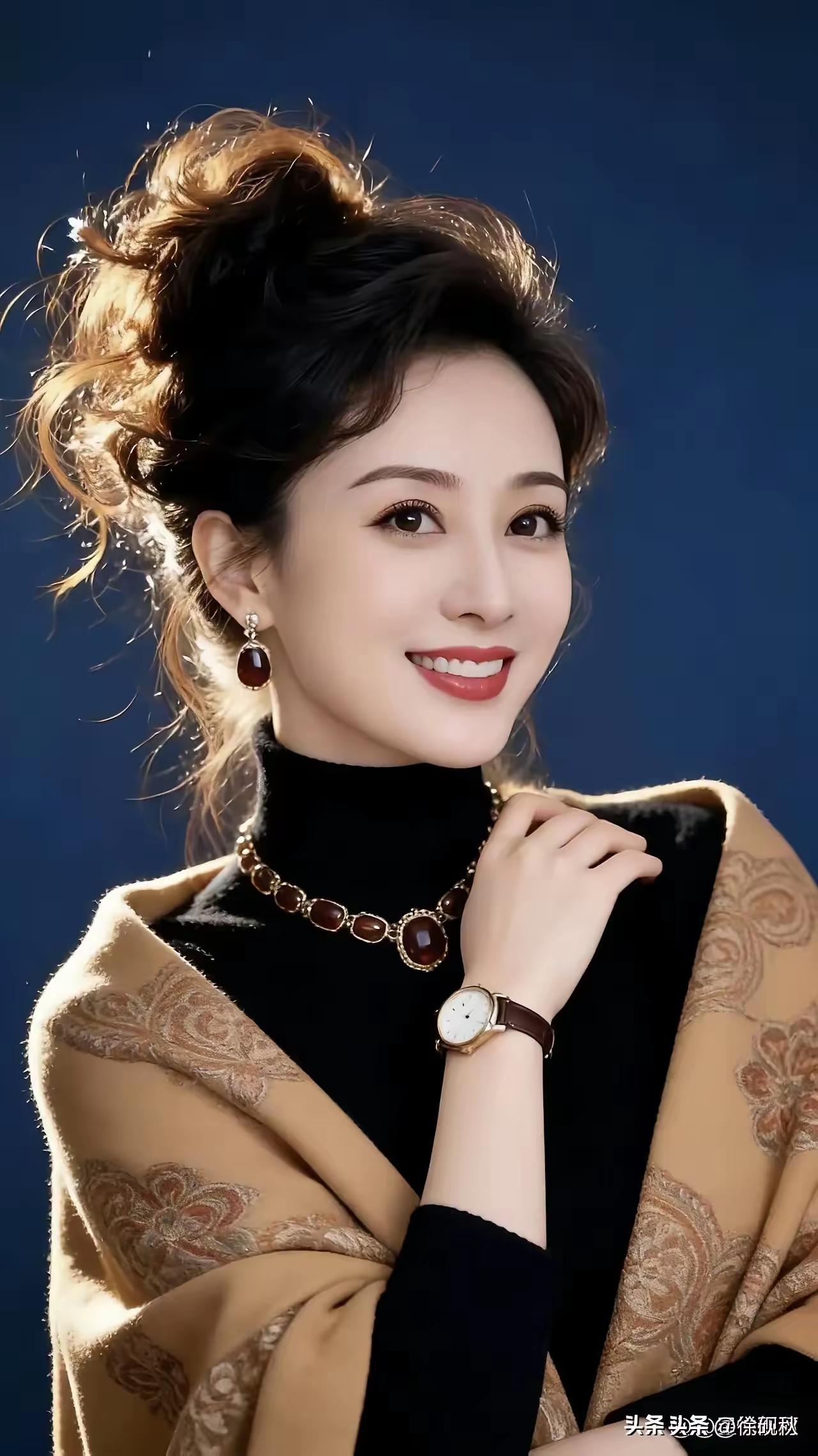 优雅气质，复古风穿搭，精致妆容，时尚配饰，完美呈现！