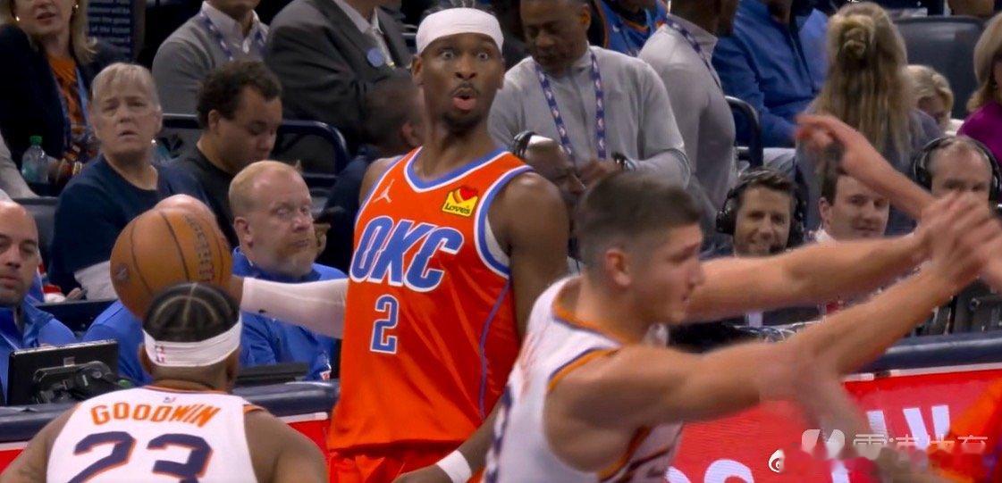 NBA杯雷霆对阵太阳的比赛正在进行中。第三节，切特在绕掩护时被阿伦推倒，双方爆发