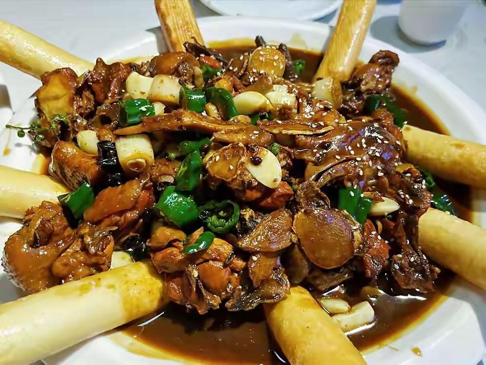 山东泰安“5大地标美食”，你吃过几个

1、新泰炒鸡
2、泰山松莪鸡
3、泰山三