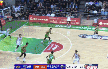 韩德君滑翔重扣，法尔都不敢伸手
北京时间10月13日，辽宁与南京的季前赛进行至第