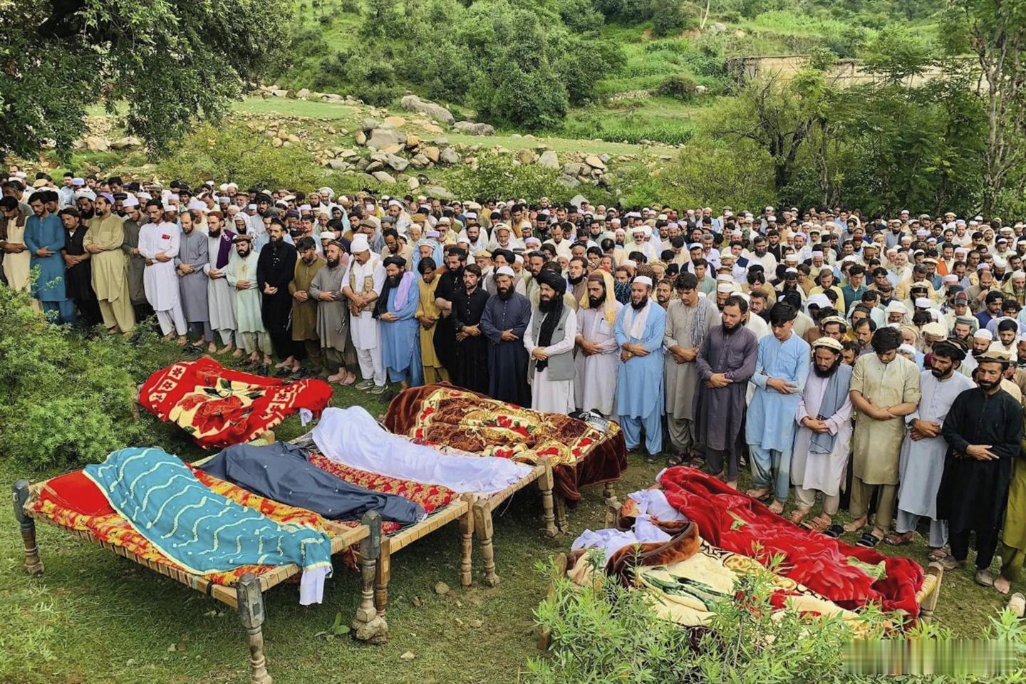 【巴基斯坦西北部洪水造成的死亡人数已升至 157 人】（美联社）——官员周五表示