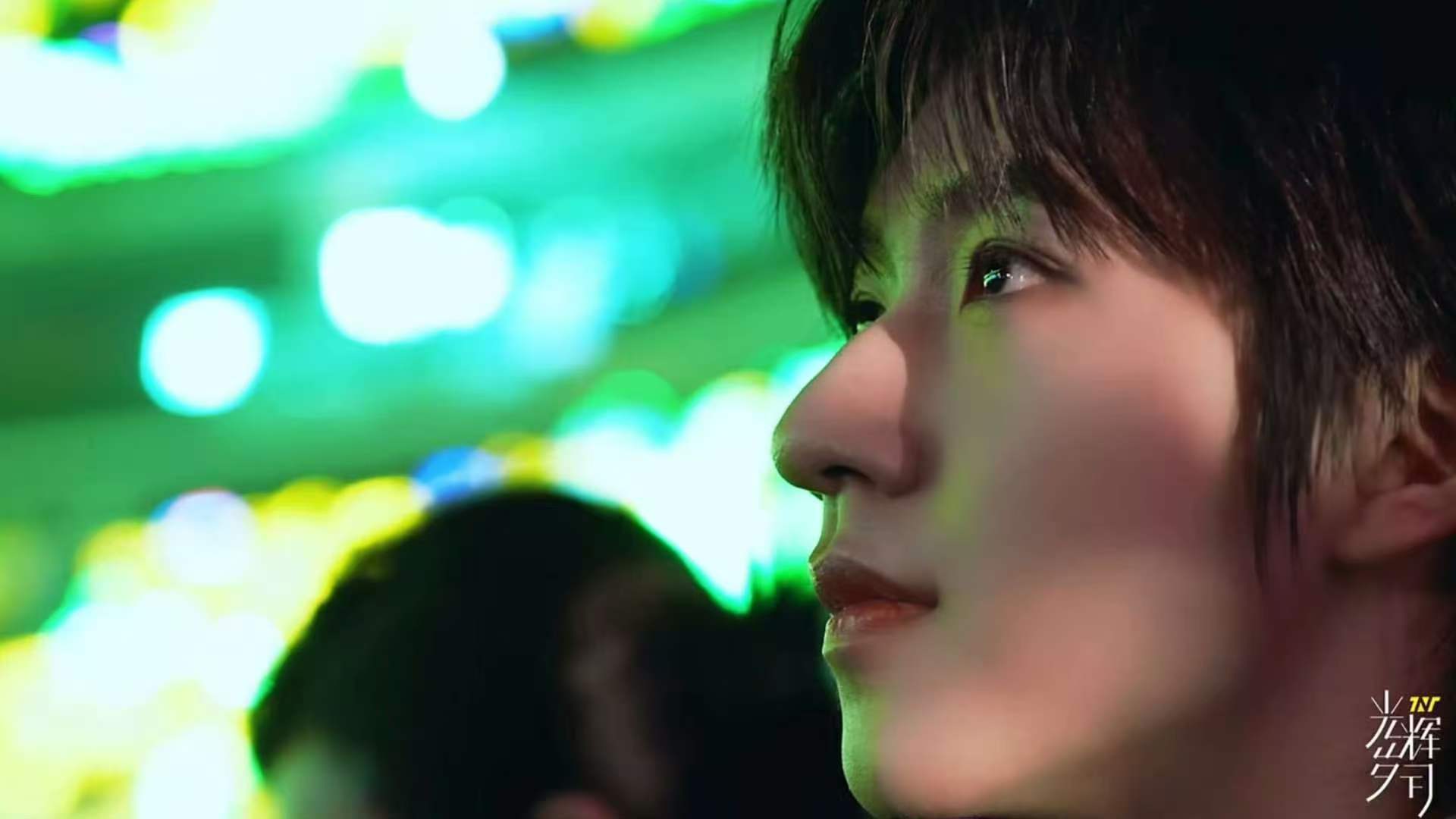 纪录片里贺峻霖和应援灯牌同框,巨星降霖和贺峻霖一起同一个镜头出现！！！小贺身后是