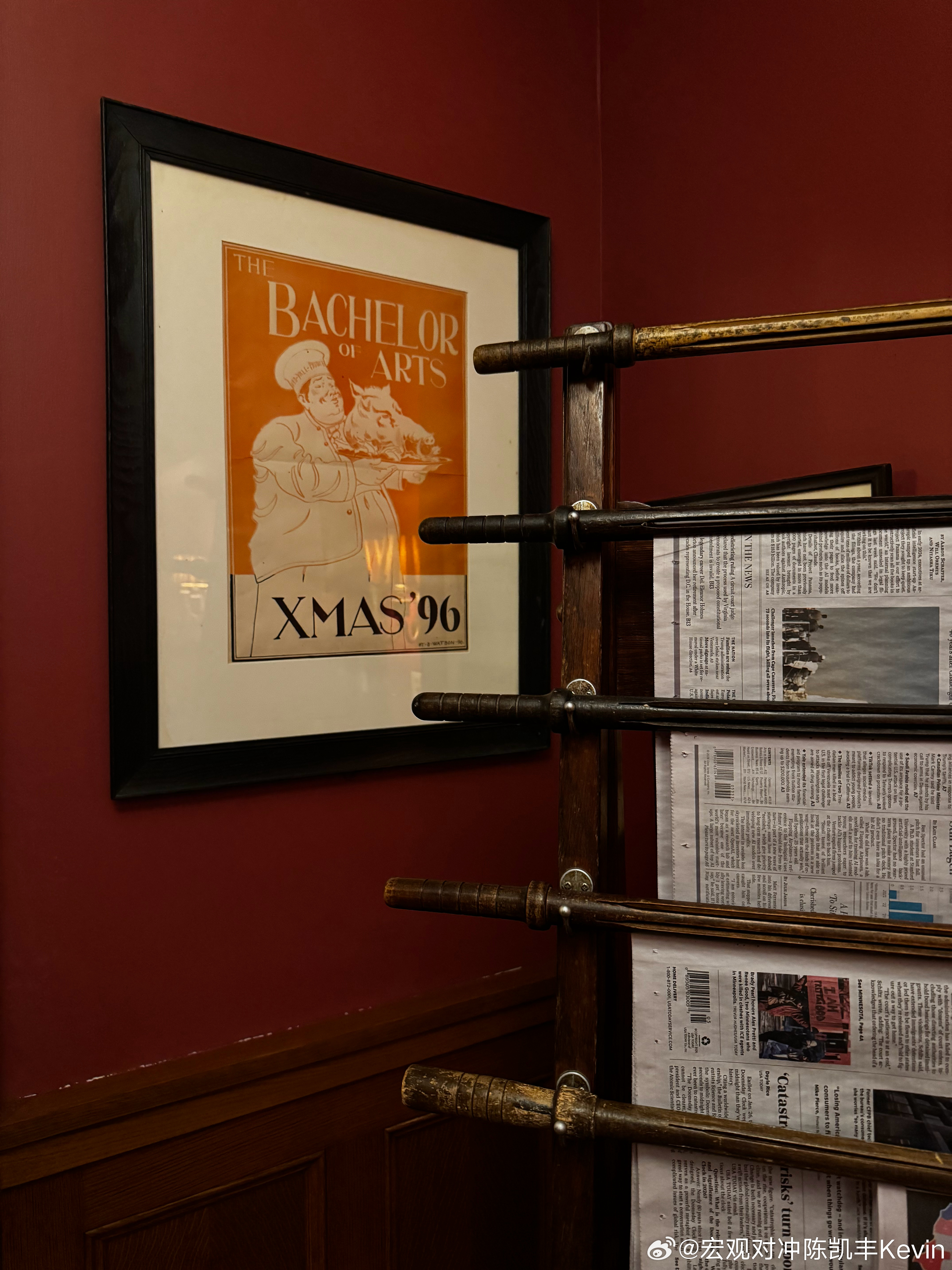 今天美联储在连续三次降息后维持利率不变，两名官员投反对票美联储以多数票决定将基准