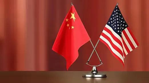 “中国拿什么挑战美国？中国人均收入只有美国8%！”这话像一把冰锥，扎进每一个热血
