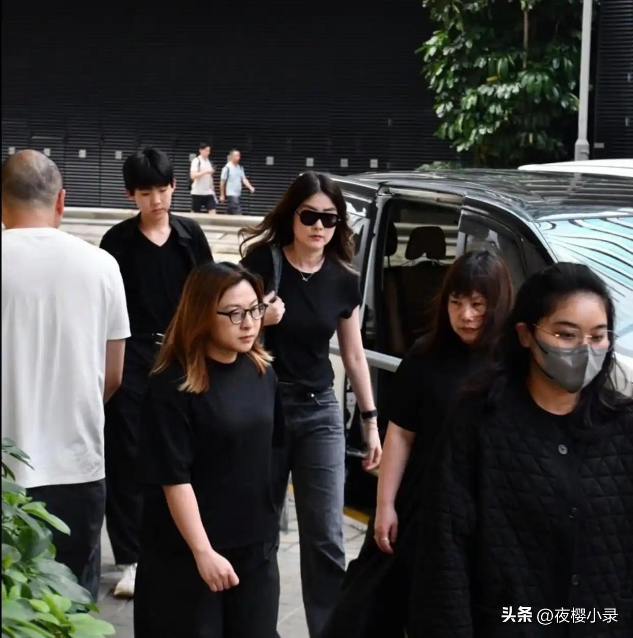 54岁陈慧琳到殡仪馆送别婆婆！强忍悲伤惹人心疼，俩儿子全程陪伴！[得意][得意]