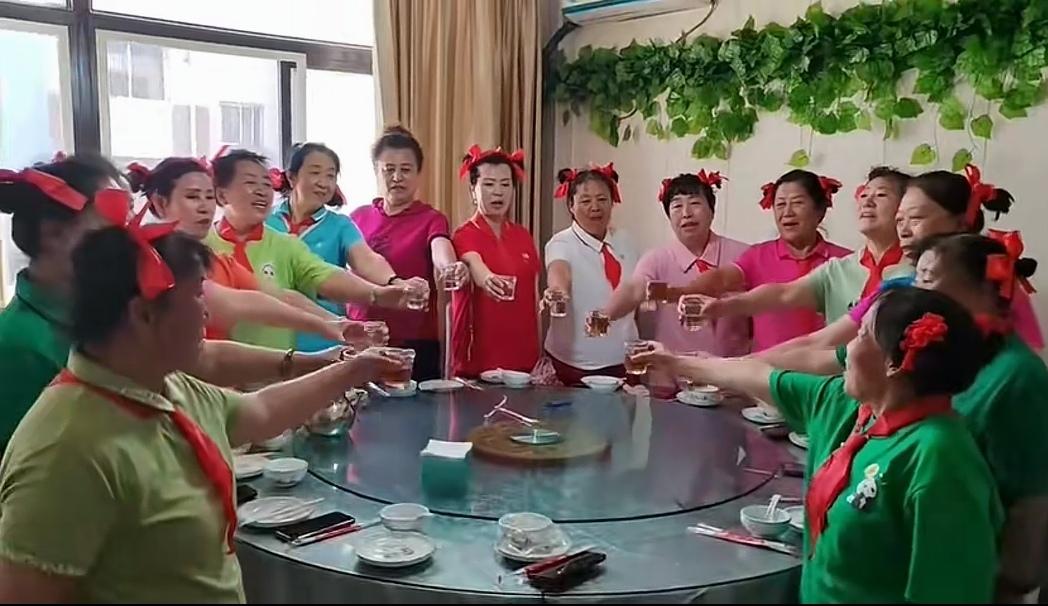 这两天被戴红领巾的大妈刷屏了！

   大妈们不是扮嫩，而是以戴红领巾的方式追忆