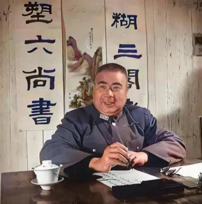 1924 年，北京南苑草亭，三个人围坐在一张旧木桌旁，其中一人嘴里叼着旱烟，眼神