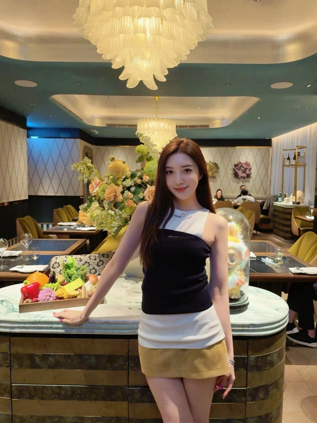 『半窗月痕·满庭芳·雅厅闲立』
 
晶灯垂雪，穹顶铺青，雅厅暖意初升。

繁花堆