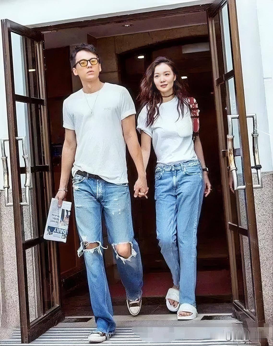 齐溪和谁？这是穿着情侣装吧，白色体恤，淡蓝色牛仔裤，还漏俩洞洞，挺时尚呀！！