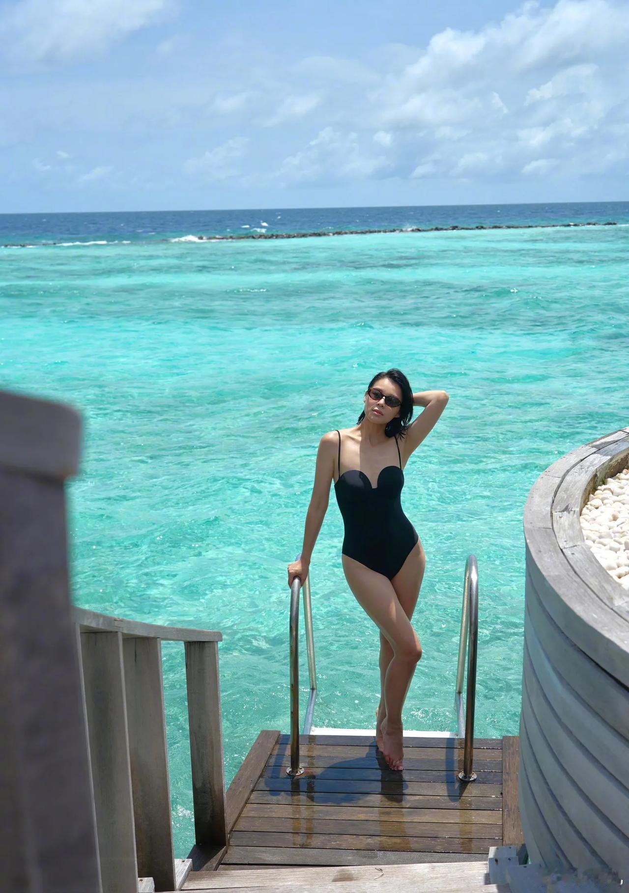 #寻找热爱表达的你#胡杏儿真的越来越漂亮了，最新度假大片，自信阳光又优雅。#八卦