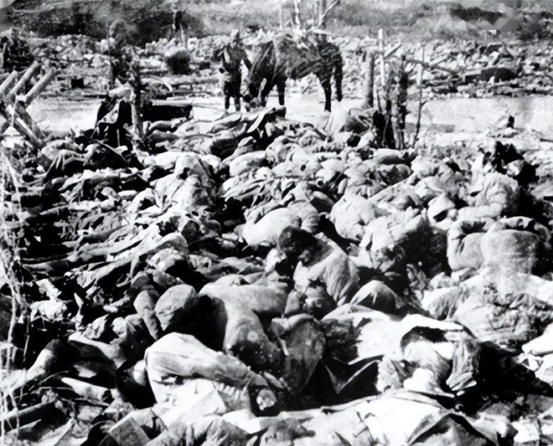 1937年，七八名被剥光上衣的青年跪成一排，2个日兵用刺刀疯狂戳杀，突然，17岁