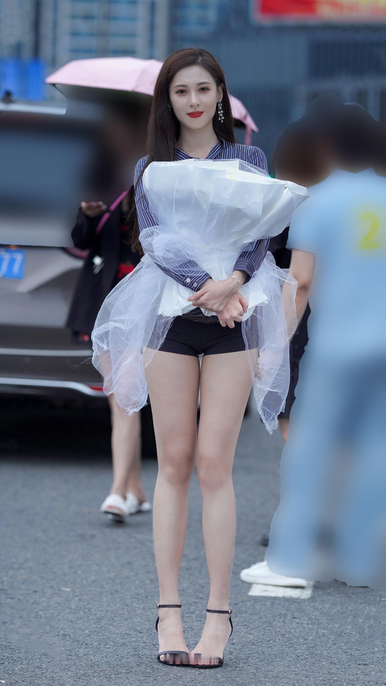 街拍[超话]    手  捧花  （拒绝水印） ​​​