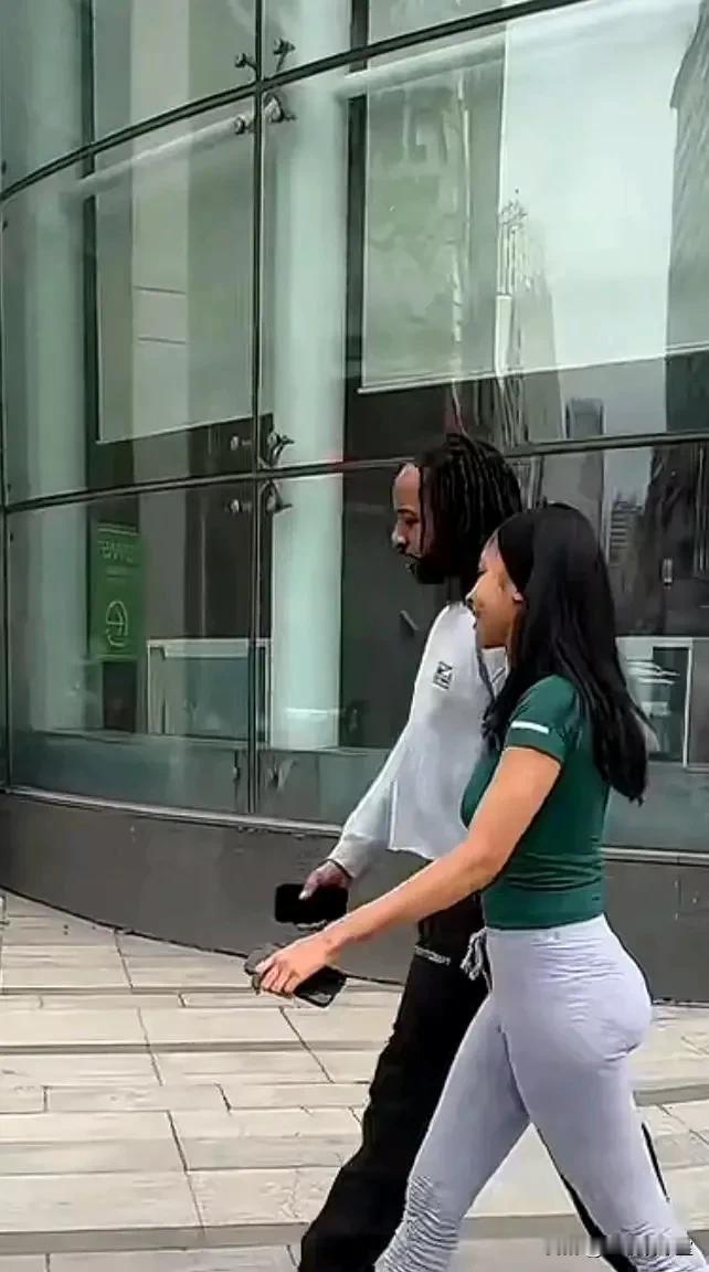 谁留意到？辽宁男篮生死战前夕，威尔斯的女友已经抵达沈阳，有球迷拍到两人出入相伴，