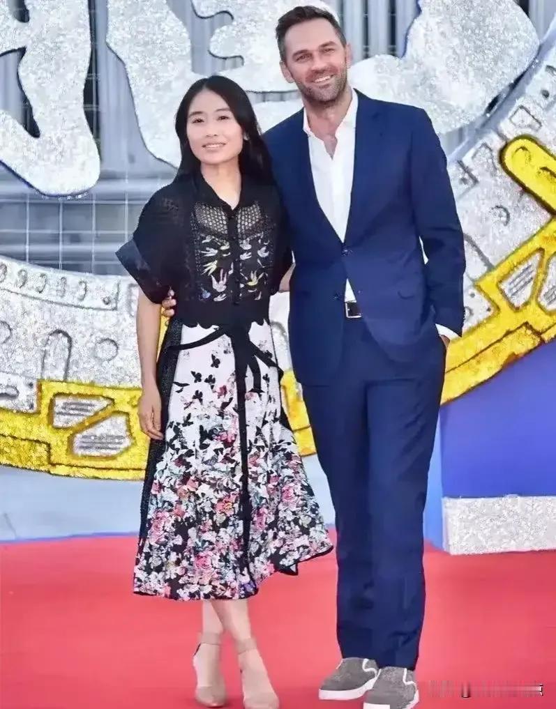 这是张艺谋的大女儿张末与她的第二任外籍丈夫出席活动时的合影，两夫妻看上去非常恩爱