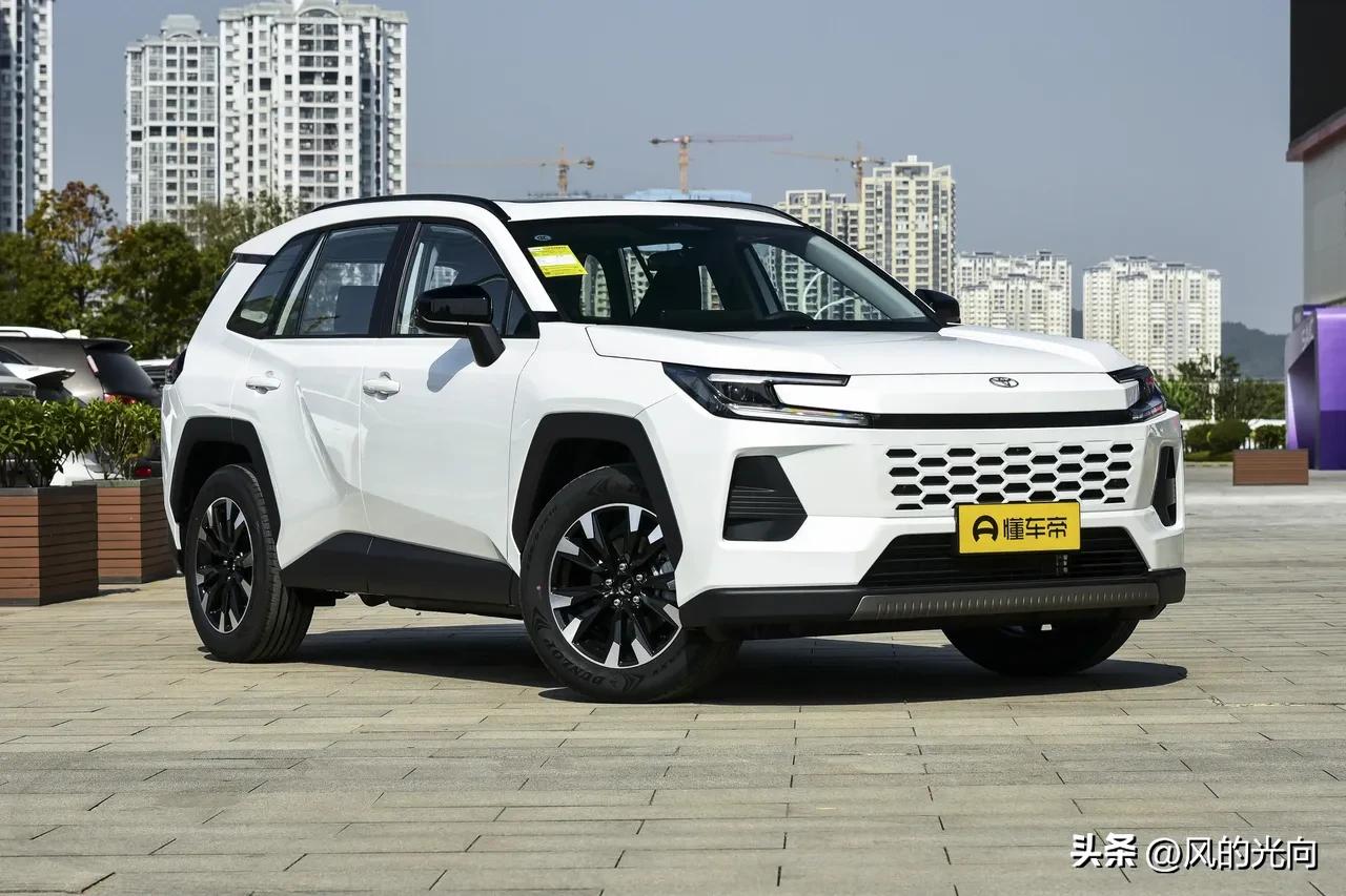 在新能源轿车袭卷全球的当下，人们对燃油车的热爱仍然不减。就拿丰田轿车来说，虽然销