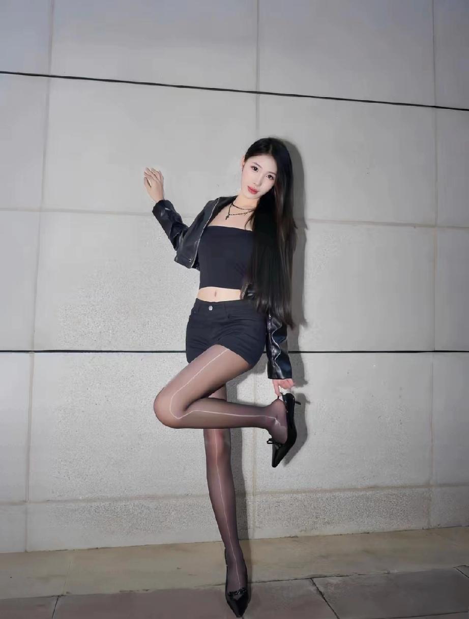 人走茶就凉，
情断梦就黄。
别念旧过往，
别等负心郎。
真心喂了狗，
转身就放手