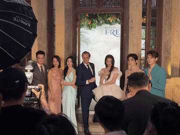 关晓彤和张天爱合影时的待遇差太多了吧，关晓彤一个人占那么大地方，张天爱却差点被挤