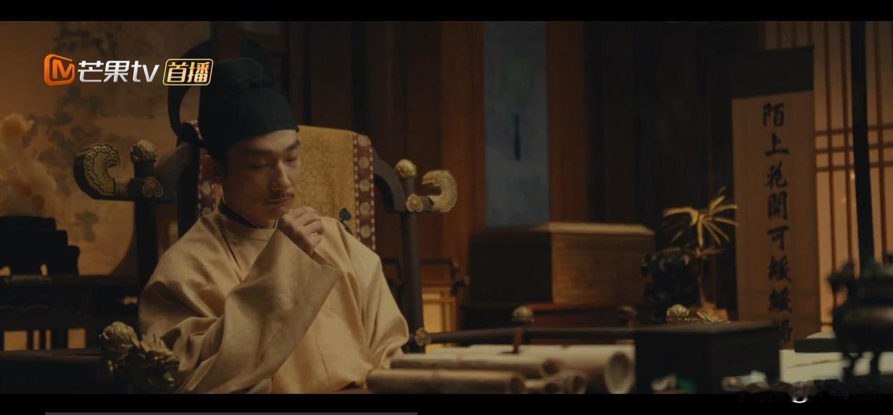 《太平年》吴王钱弘佐召集群臣议事，发现旁边竟有挂轴，上书“陌上花开可缓缓归”。这