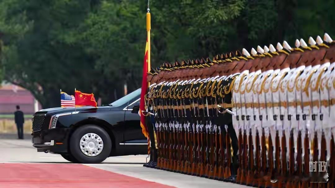 这样的军纪军容，军姿军仪，动作整齐划一，威武雄壮，美代表团所有人（政界军界商界最