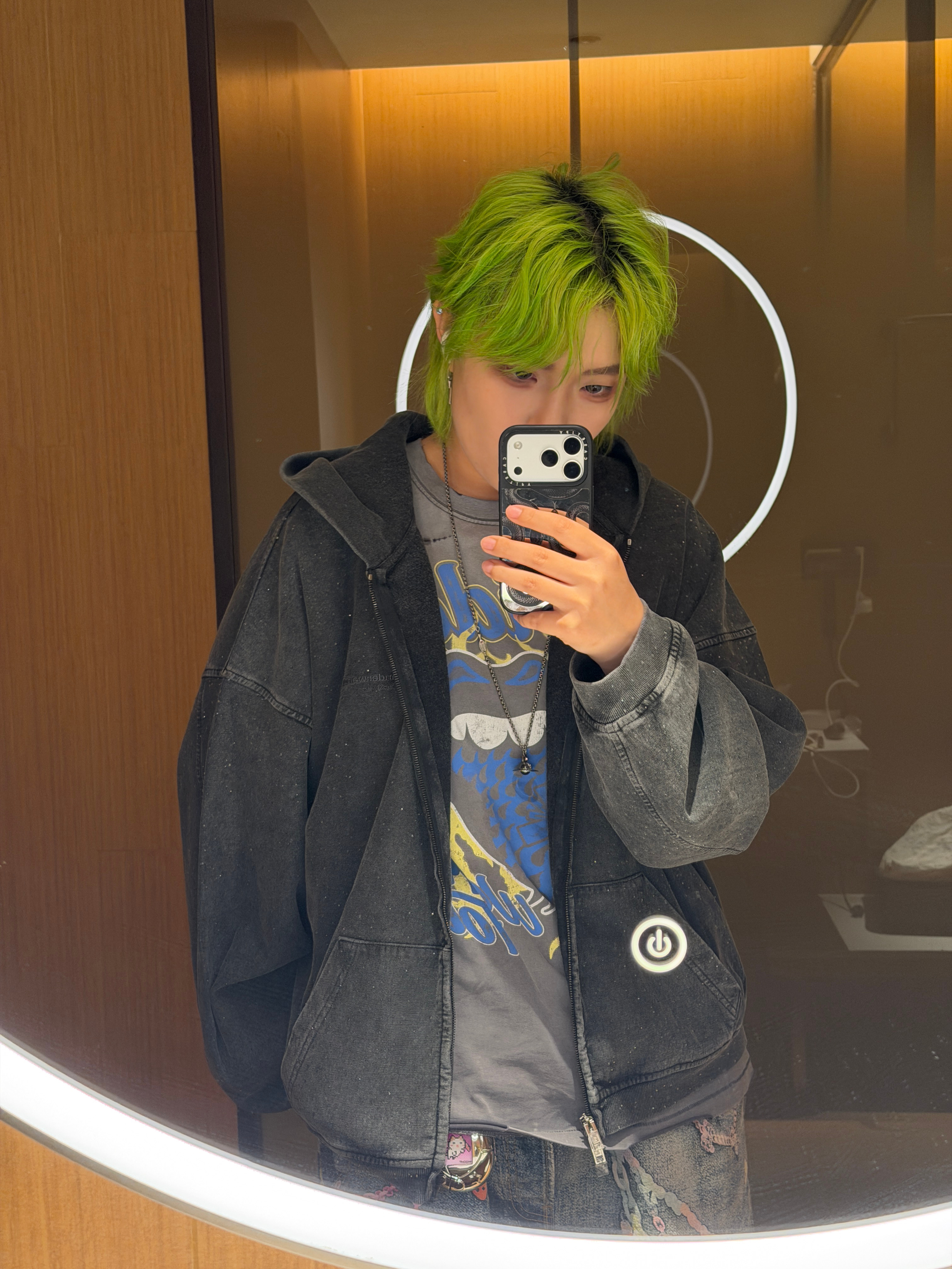 在这个重庆玩的太开心了…买了新衣服还去了狗咖…然后被猫夺走初吻（x但是我的lv被