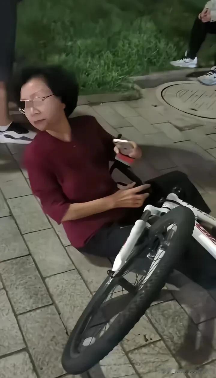 大妈跟学生撞上了，明明没事偏要赖地上讹人。俩孩子没辙，掏出政治课本就念起来，讲道