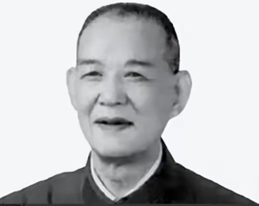 1941年，钱益民让人把警卫员的腰带一一浸入水中。突然，一条腰带下水后渗出淡淡血