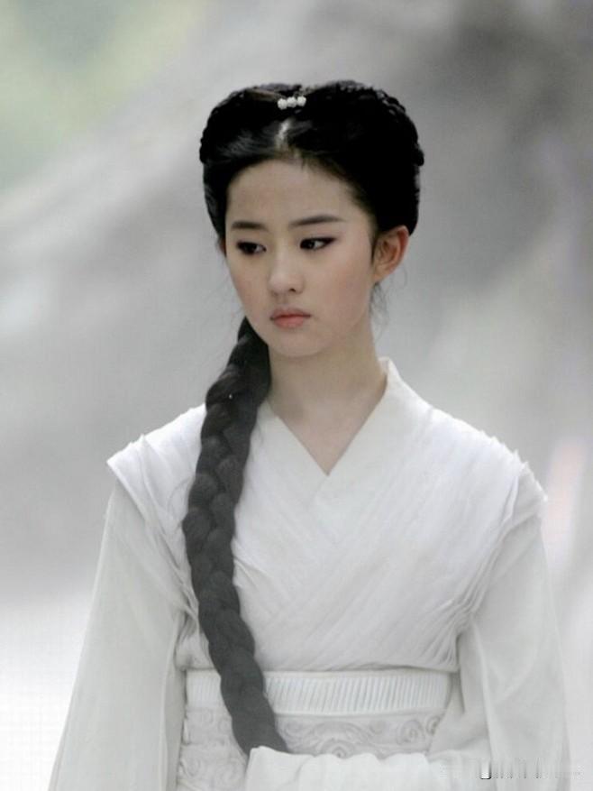truly 惊艳了时光。从《天龙八部》里温婉如玉的王语嫣，到《神雕侠侣》中清冷出