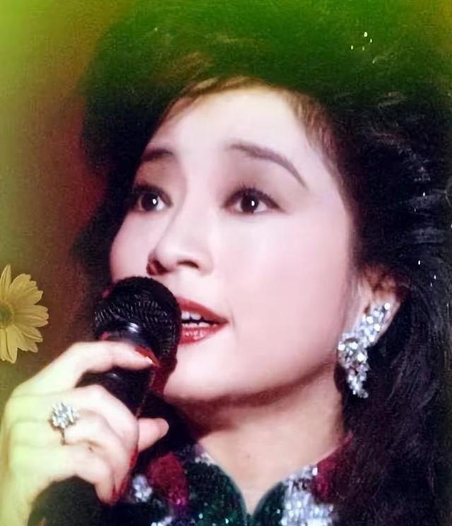 1983年，何鸿燊给徐小凤颁奖，直勾勾的盯着她丰满的身材说：“你挣了这么多钱，今