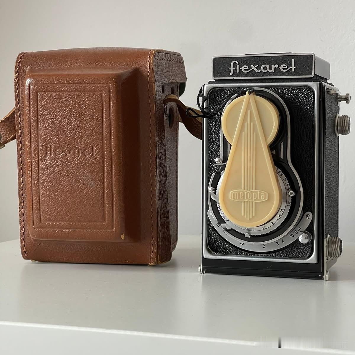 镜头盖很漂亮的Flexaret II 双反相机。


图中的这款Flexaret