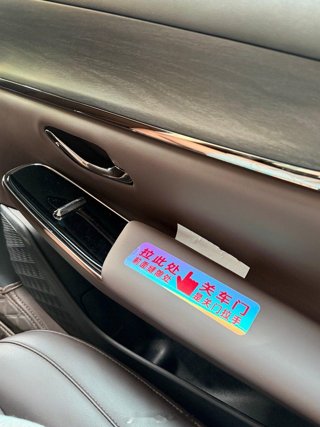 现在这些五花八门的内饰设计真的会把网约车司机逼疯…需要贴使用说明的设计一定不是好