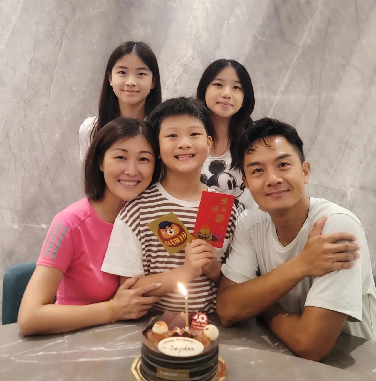 原来他们是夫妻！3个孩子长得都好可爱
近日，前TVB女星陈琪在个人社交账号上分享