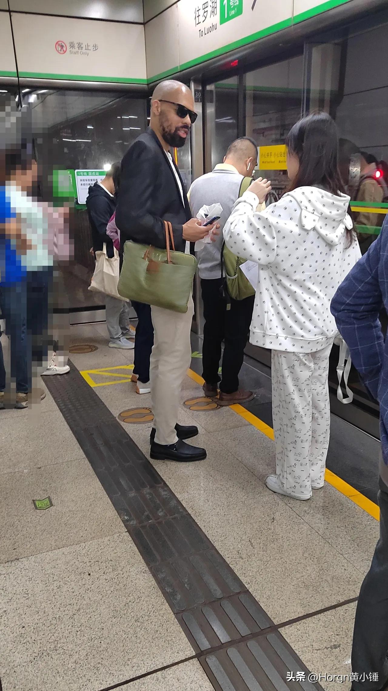 深圳一号线固戍地铁站，遇到这个外国友人很多次了。

每次看到他的时候，他都会去搭