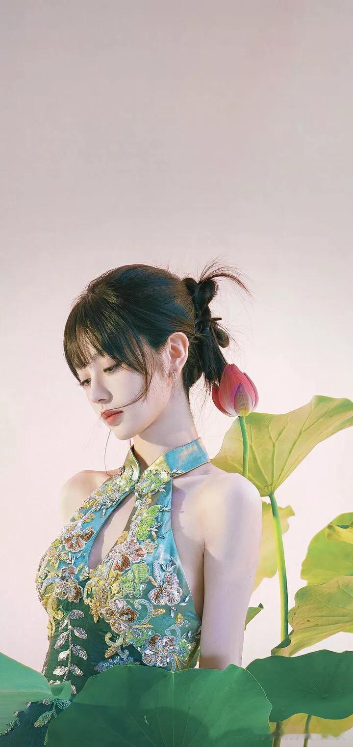 古风美人与荷叶共舞，画面如诗如画。