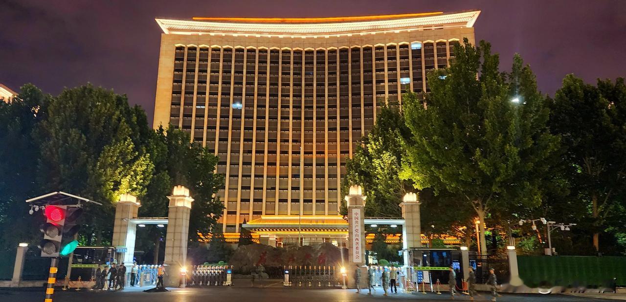 迎泽大街的改造，使这座山西省最核心的建筑越发的气势磅礴，震撼人心。夜幕下，莲花灯