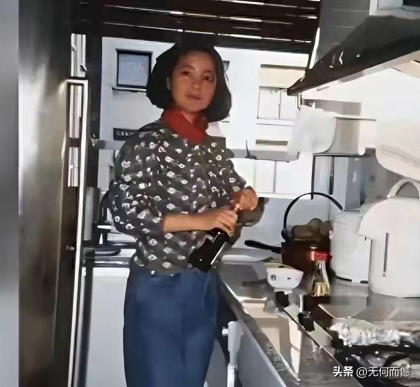 1991年，38岁的邓丽君褪去舞台光环，跟小15岁的法国男友保罗过起了小日子。这