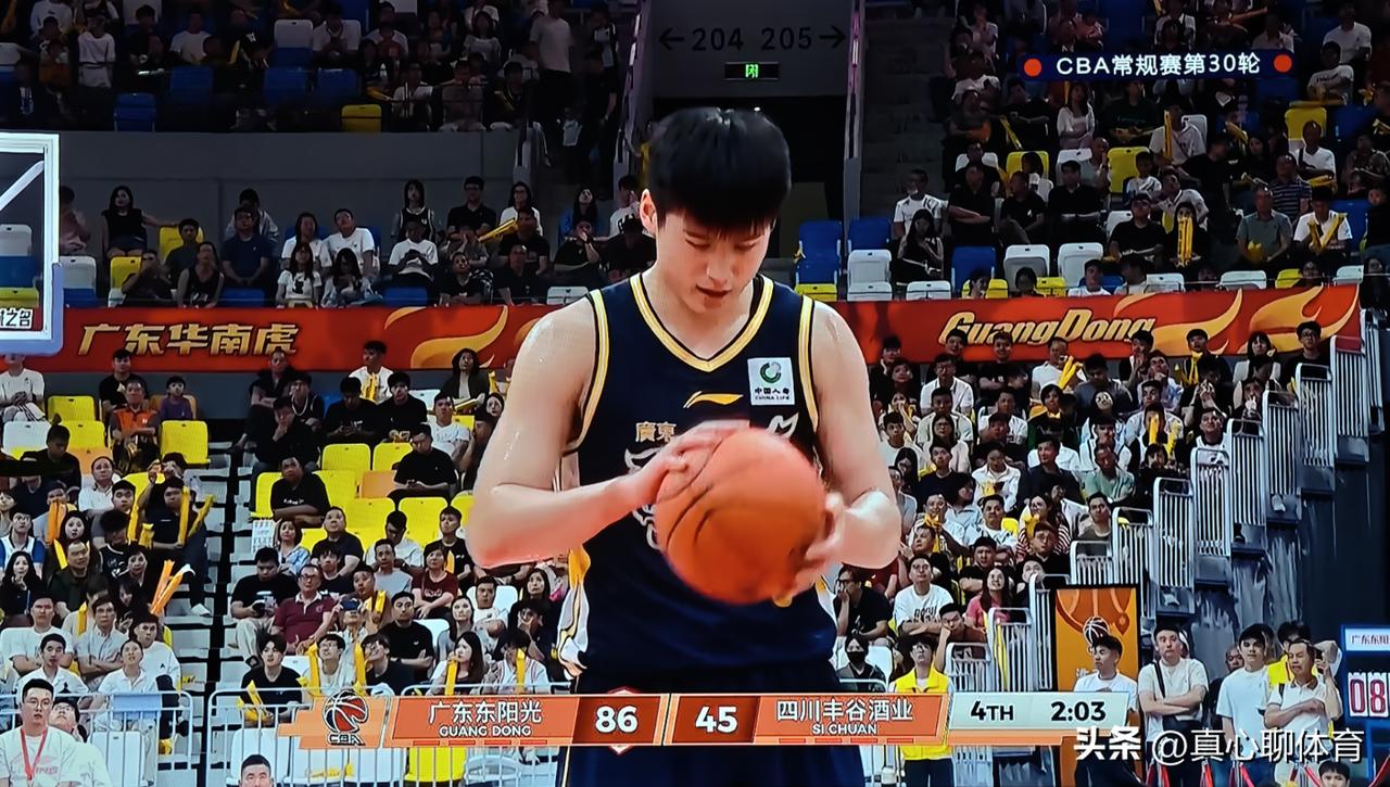 广东东阳光无愧流量王[给力][给力][给力]
广州龙狮主场这么冷清的，肉眼可见就