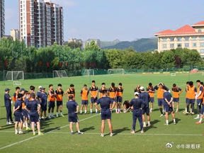 【牛眼看球】现场采访vlog，泰山队赛前训练有新面孔，克雷桑参加合练，25人训练