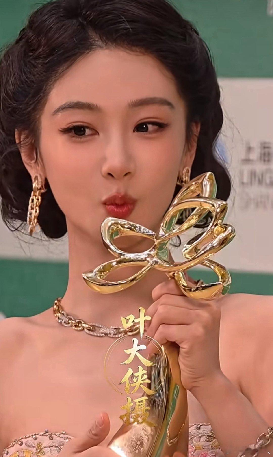 杨紫视后亲吻奖杯的怼脸镜头杨紫视后亲吻奖杯的怼脸镜头杨紫视后亲吻奖杯的怼脸镜头，