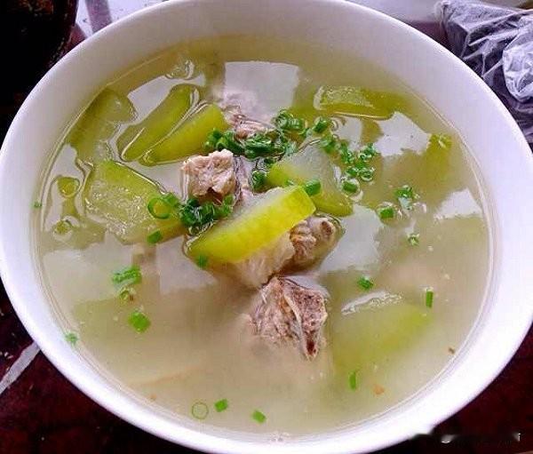 夏天这锅汤我家每周必做！冬瓜大骨一炖，鲜甜清爽，喝三碗都不够

最近天气越来越热