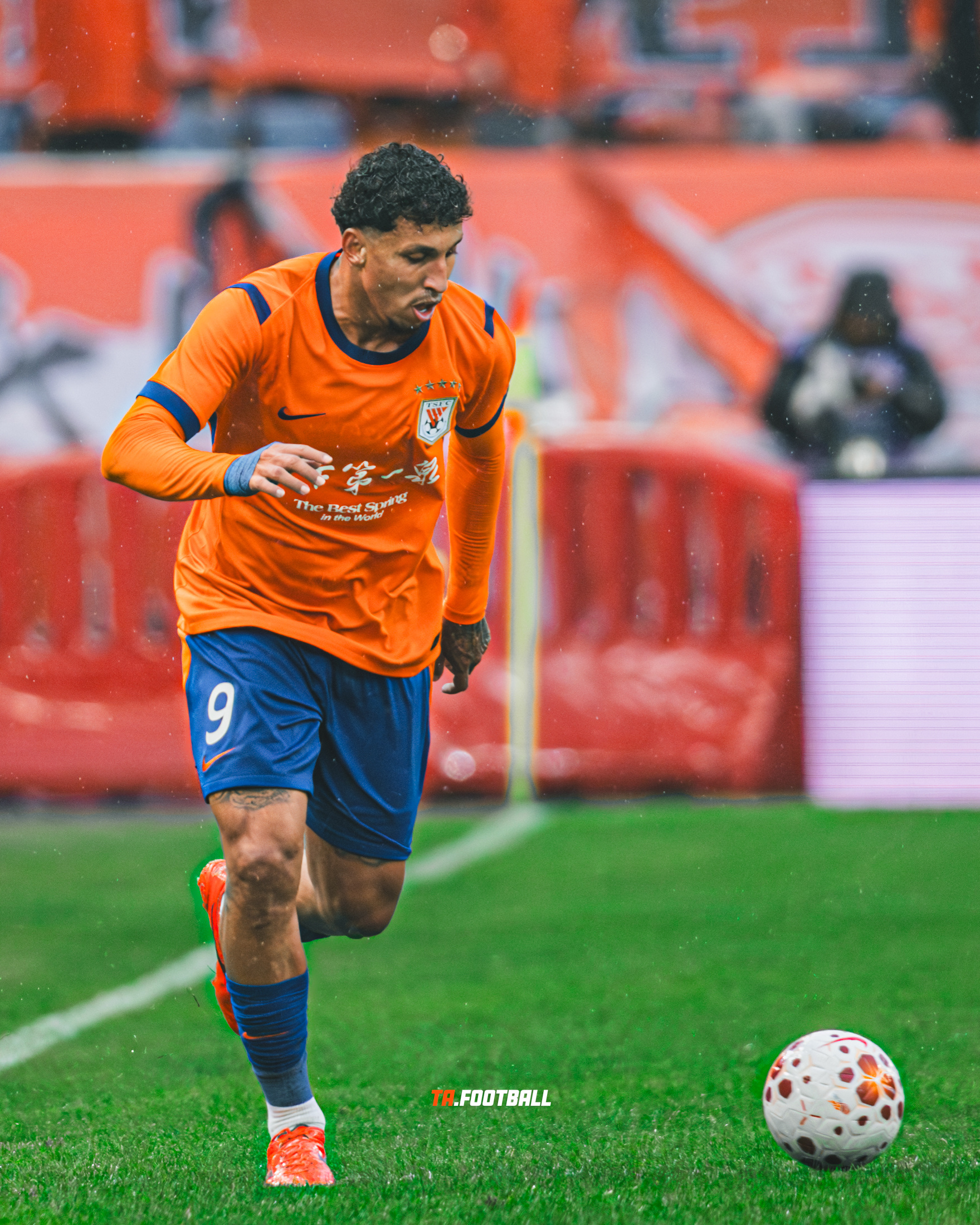 克雷桑这场的状态啊，真是令人琢磨不透两次丢球都跟他有间接联系半场落后云南3球，想