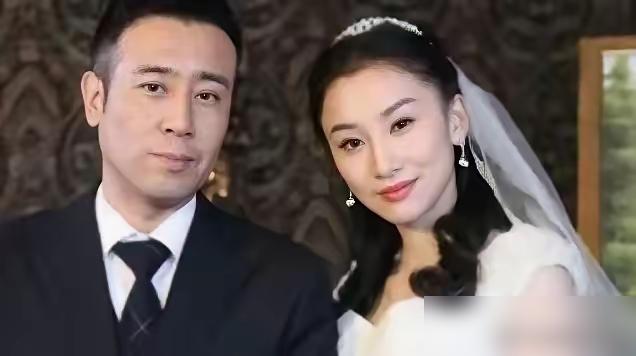 于和伟抱着女儿与妻子宋林静同框合影。于和伟事业成功，有妻子支持的一半。
​
看到