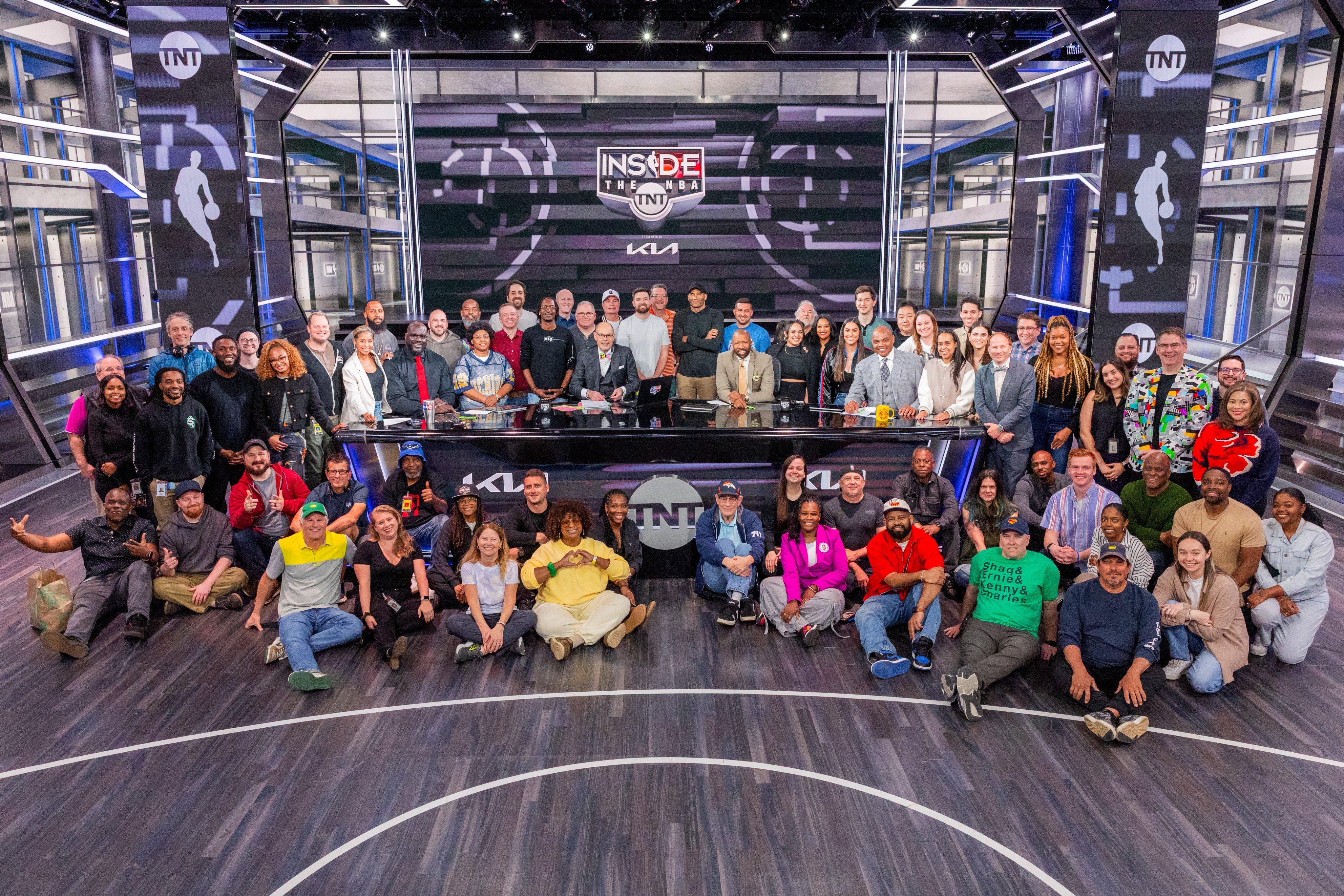 TNT结束与NBA36年合作，全体人员大合影！nba休赛期 ​​​